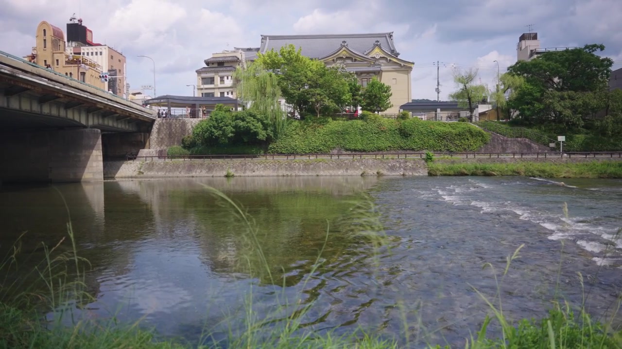 Yazın Kyoto'daki Gion Shijo, Japonya Kamogawa Nehri boyunca panoramik genel çekim