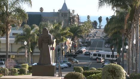 Side-view-of-cars-conduciendo-in-downtown-Ventura-California