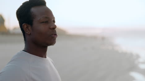 Cara,-Destellos-Y-Un-Hombre-Negro-Deportivo-En-La-Playa.