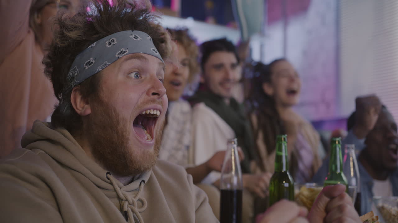 amigos viendo un juego.