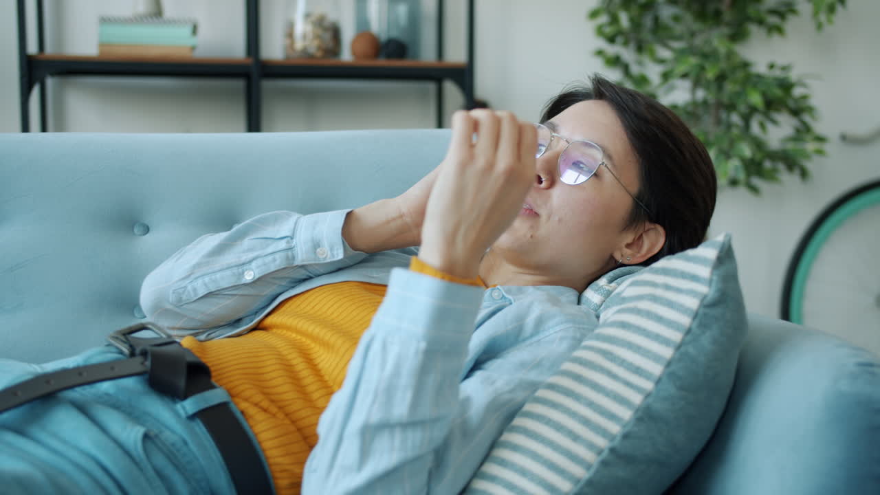 집에서 전화로 얘기하는 여자