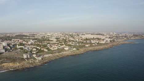 Sonnenuntergang-über-Dem-Meer-Vor-Castelinho-„Nª-Senhora-De-Fátima“,-Auch-Bekannt-Als-„Geisterburg“-In-Estoril