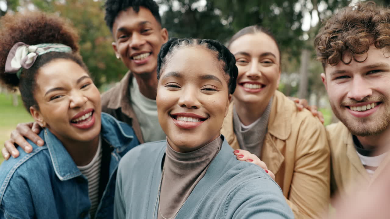 amigos felices tomando una selfie en un parque
