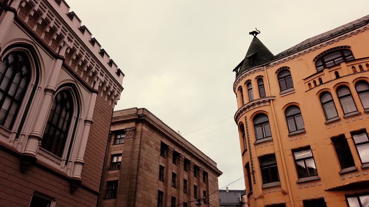 toma panorámica de la casa del gato en el centro de riga, riga