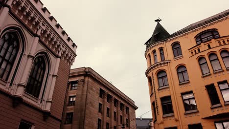 Pannig-shot-of-Cat-House-in-Riga-downtown,-Riga