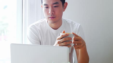 커피 한 잔 을 마시는 동안 노트북 을 사용하는 사람 4k