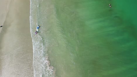 Draufsicht-über-Den-Tropischen-Strand-Von-Selong-Belanak-Mit-Einigen-Surfern-Und-Bodyboardern