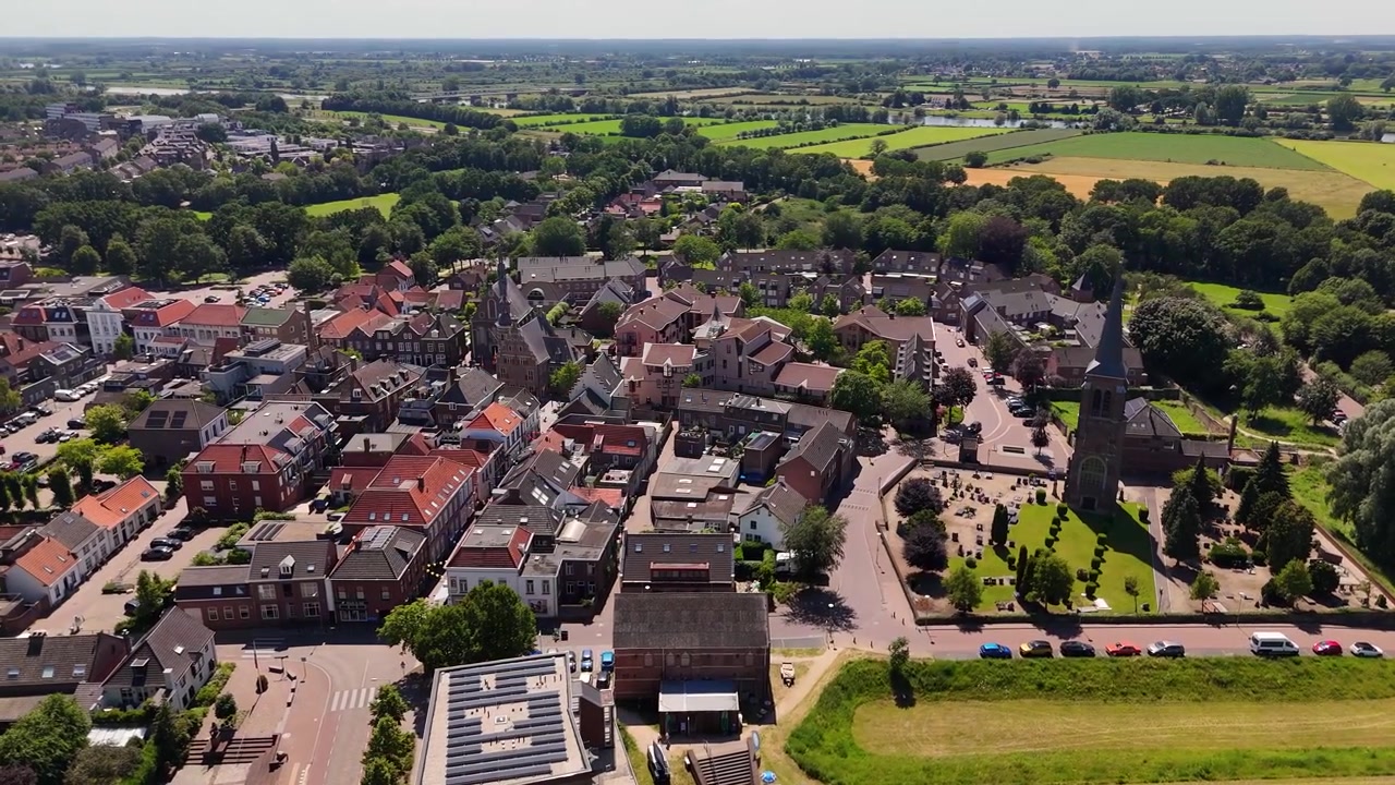 Luftfoto av en historisk europeisk by med en kirke