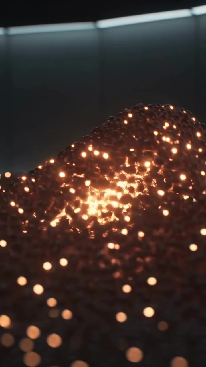 Video verticale: Telecamera in movimento a bassa quota che rivela un mucchio di nodi in studio, esponendo una struttura a nido d'ape.