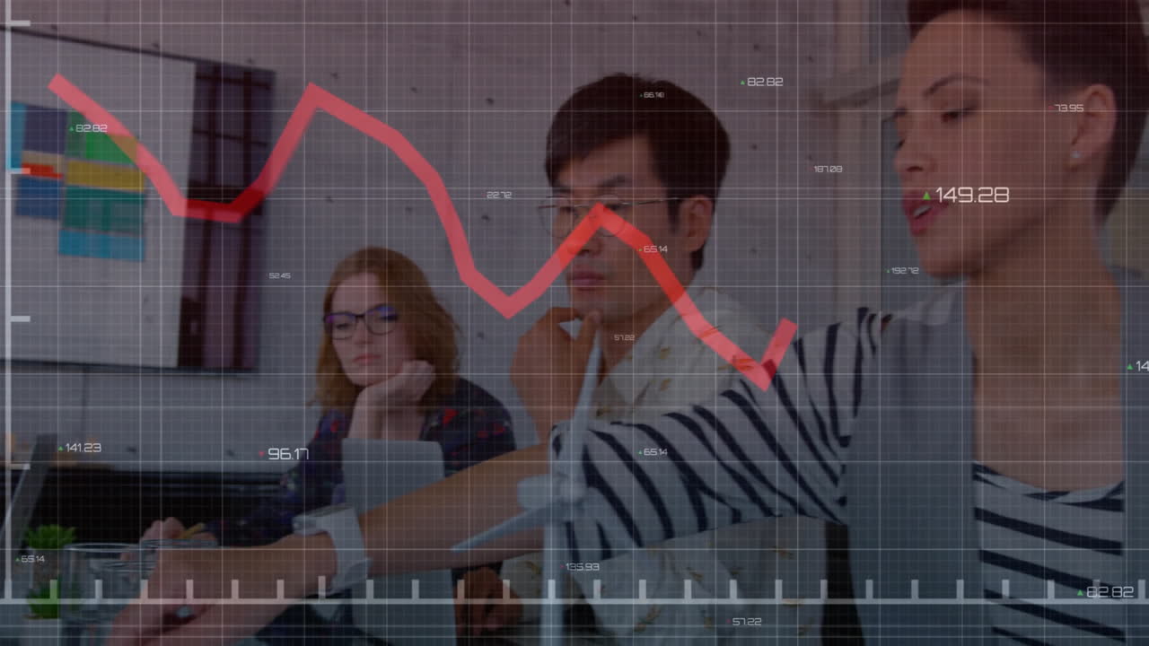 사무실에서 일하는 다양한 비즈니스 사람들에 대한 데이터 처리의 애니메이션