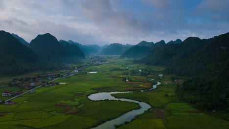 paisaje cárstico y tierra plana campos de arroz verdes vivos del valle de bac son, vietnam