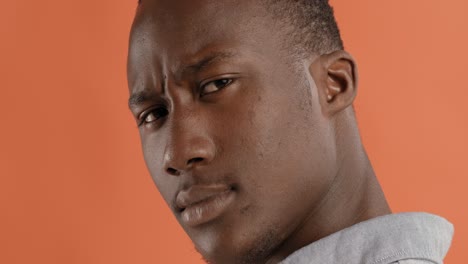 retrato de perfil de un hombre en primer plano