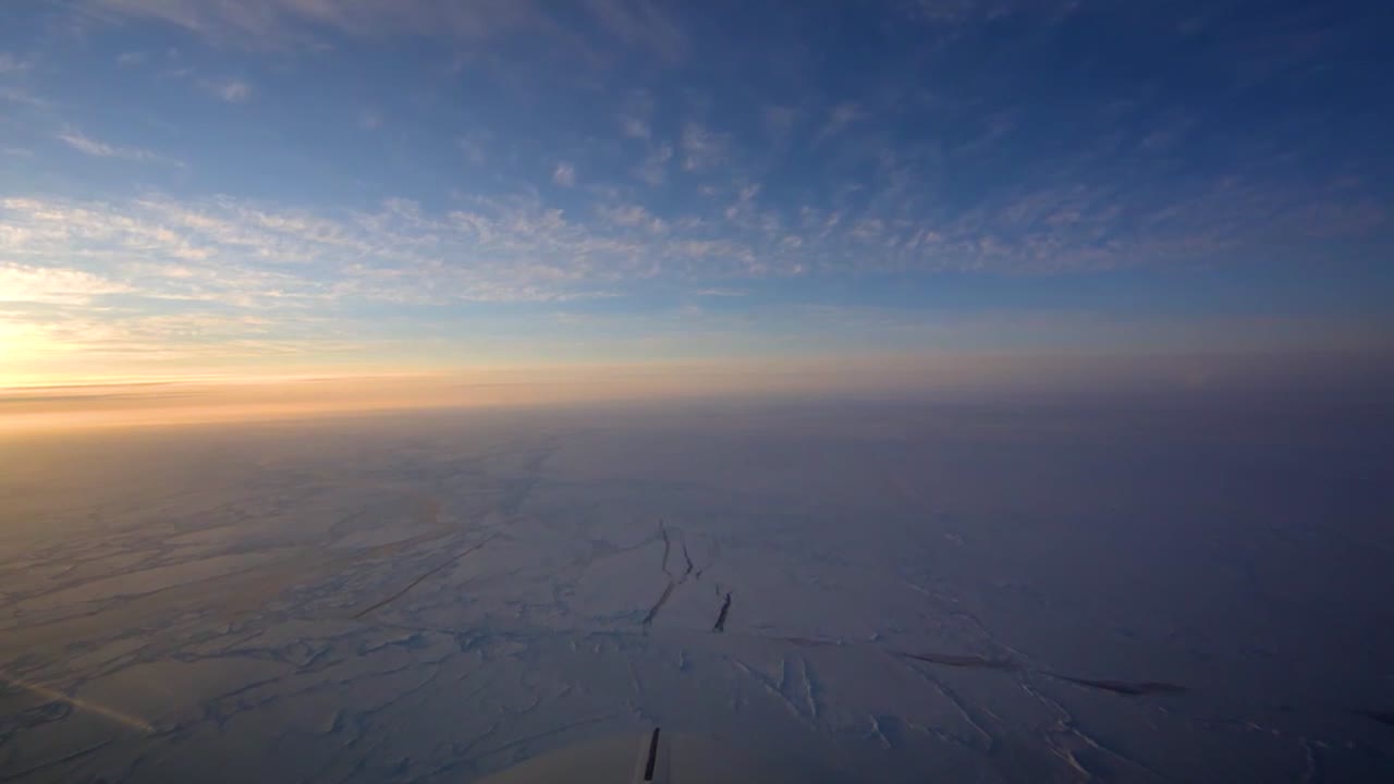 얼어붙은 북극 툰드라 상공을 비행하는 비행기 앞에서 pov 샷