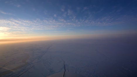 toma pov desde la parte delantera de un avión que volaba sobre la tundra ártica congelada