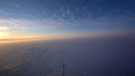 在冰凍的北極<unk>原上空飛翔的飛機前面拍攝的照片