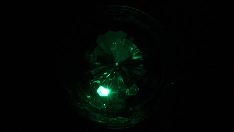 cerca de la luz de discoteca verde en bucle