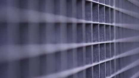 superficie metálica de la puerta de seguridad, cuadrados y líneas metálicas