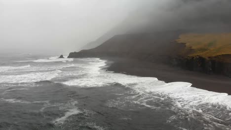 Imágenes-Aéreas-Sobre-Una-Playa-Negra-En-Djupavogshreppur,-Islandia