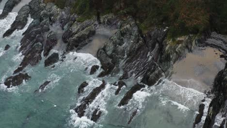 Surfing-Waves-Hit-On-The-Rugged-Seacoast-Of-Polhawn-Fort-In-Torpoint,-Cornwall,-England