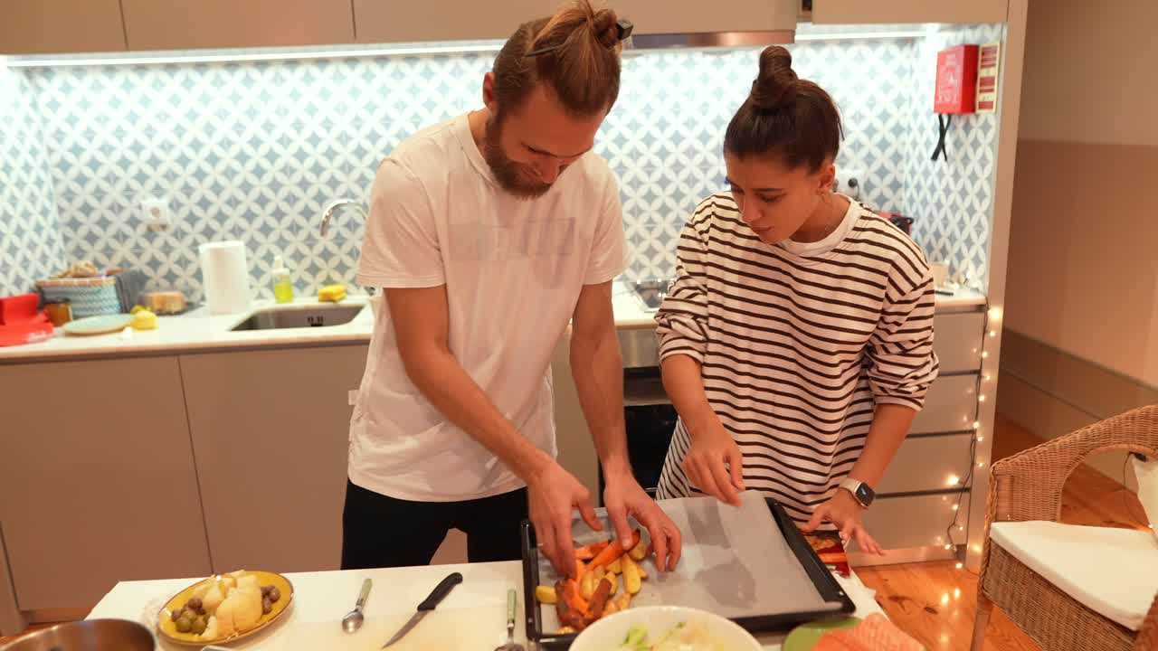 pareja cocinando juntos en la cocina
