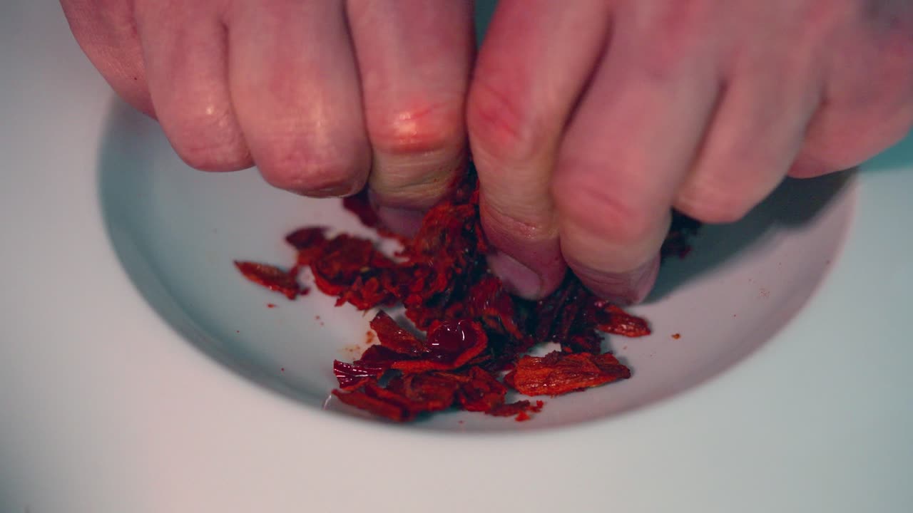 요리사는 알리칸테, 스페인, 지중해의 전형적인 요리인 페리카나를 준비합니다.