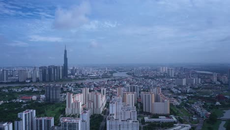 órbita aérea alrededor de un gran desarrollo residencial moderno con el horizonte de la ciudad en el fondo en un día soleado en la ciudad de ho chi minh, vietnam