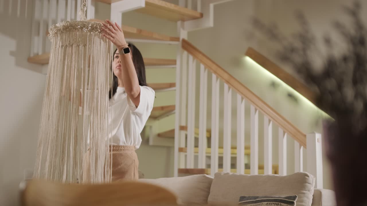 домашнее хобби, вязание макраме. женские руки вяжут украшение с толстыми нитями.