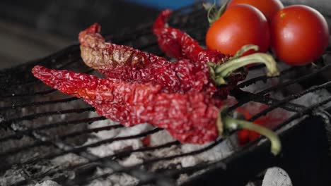 Der-Koch-Legt-Paprika-Und-Tomaten-Auf-Den-Holzkohlegrill-Für-Eine-Gesunde-Mediterrane-Küche