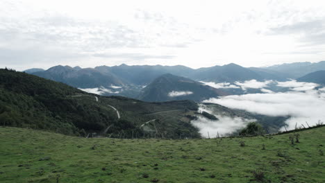 Impresionante-Vista-De-Drones-En-Los-Pirineos-Franceses,-Caminos-De-Montaña-Y-Nubes