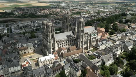 catedral de notre-dame laon en primer plano francia ciudad medieval vista aérea histórica