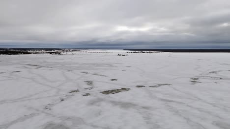 Vistas-Aéreas-De-Campos-Inundados-Congelados,-Paisajes-De-Un-Frío-Invierno