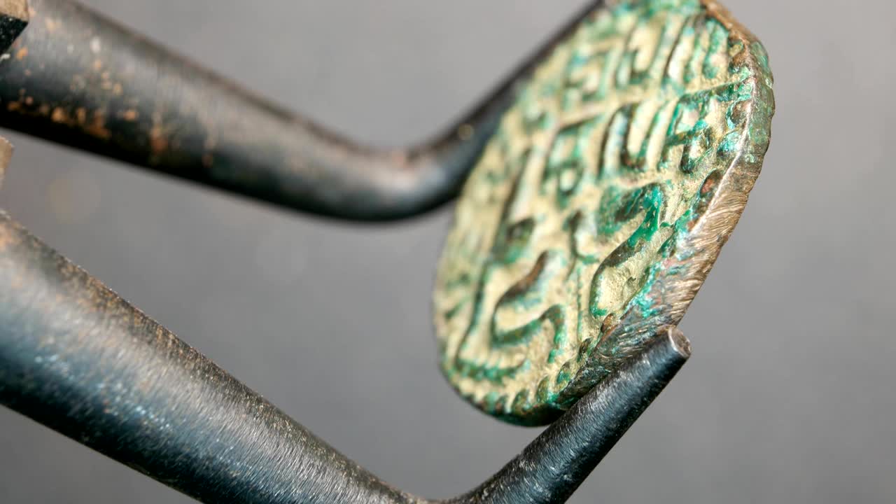 매우 오래된 동전의 근접 사진