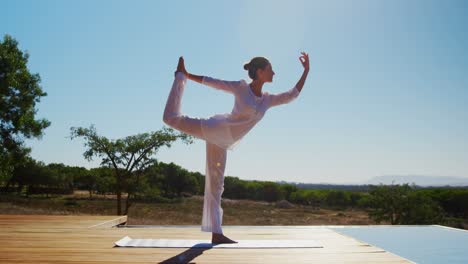 Mujer-Realizando-Yoga-Cerca-De-La-Piscina-4k