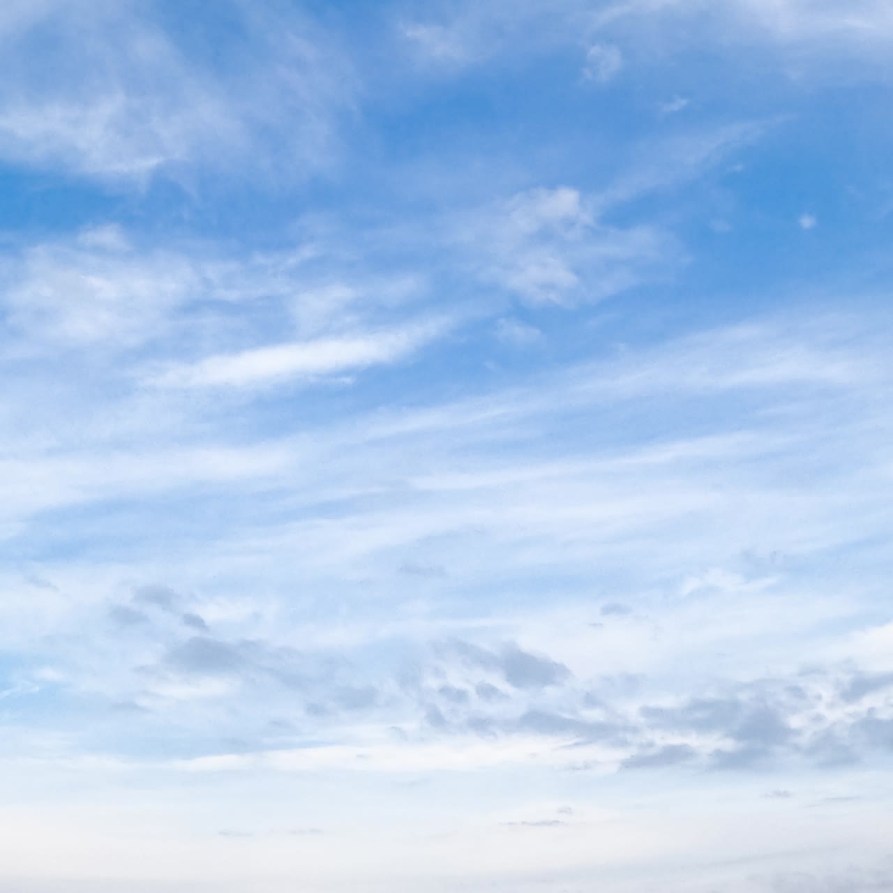 Cirrus- og cumulusskyer bevæger sig på himlen. Smuk horisont set fra en lav engel. Timelapse
