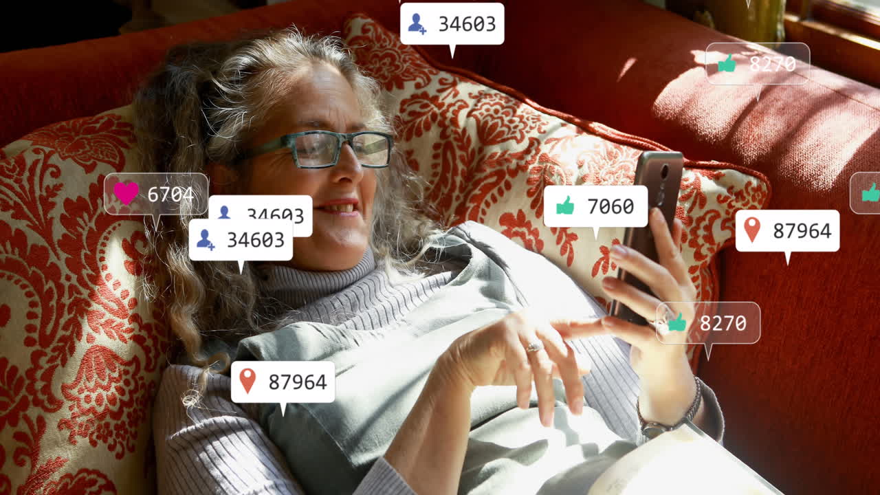 animación de barras de notificación sobre una mujer caucásica anciana acostada en el sofá y desplazándose en el teléfono inteligente