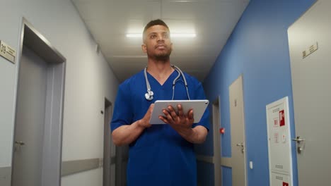 médico en el pasillo del hospital con una tableta