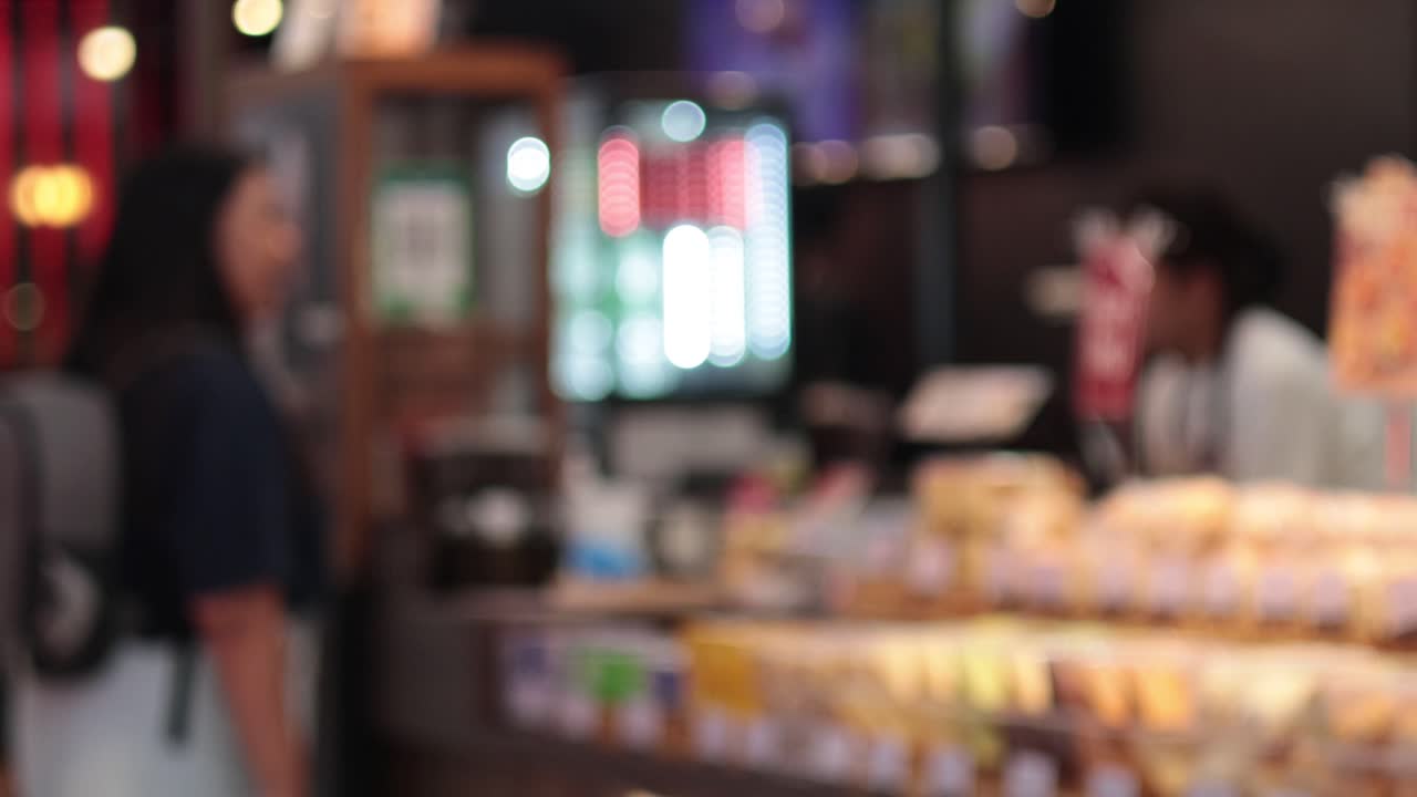 영화관 콘센션 스탠드에서 고객과 현금관이 상호 작용하고 있습니다.