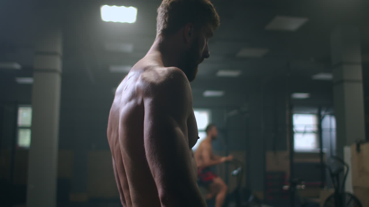 uomini concentrati in palestra si stanno preparando a iniziare l'allenamento. un atleta professionista esegue esercizi in palestra. concentrazione e scopo