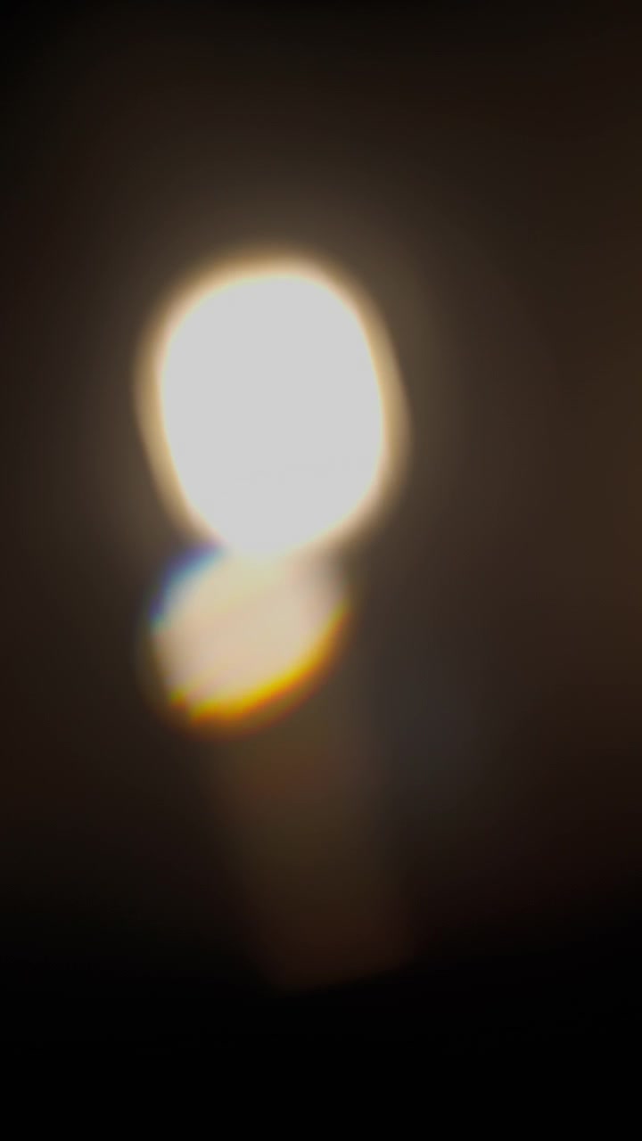 Vazamentos de luz abstratos criados pela refração de um prisma de vidro