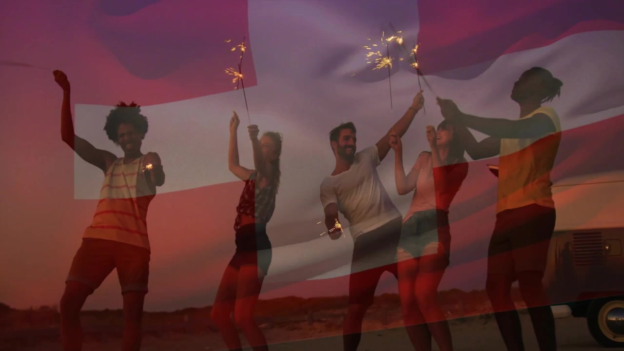 Amigos celebrando com estrelinhas ao lado de um motorhome vintage enquanto o céu escurece.