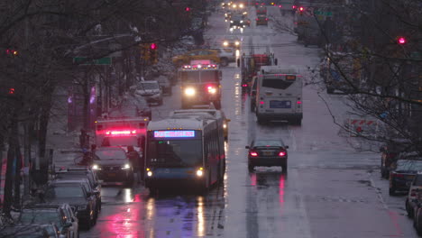 Zeitlupe-Des-New-Yorker-Verkehrs-Mit-Feuerwehrauto-Und-Krankenwagen-Auf-Einer-Nassen-Hauptstraße-Von-Manhattan