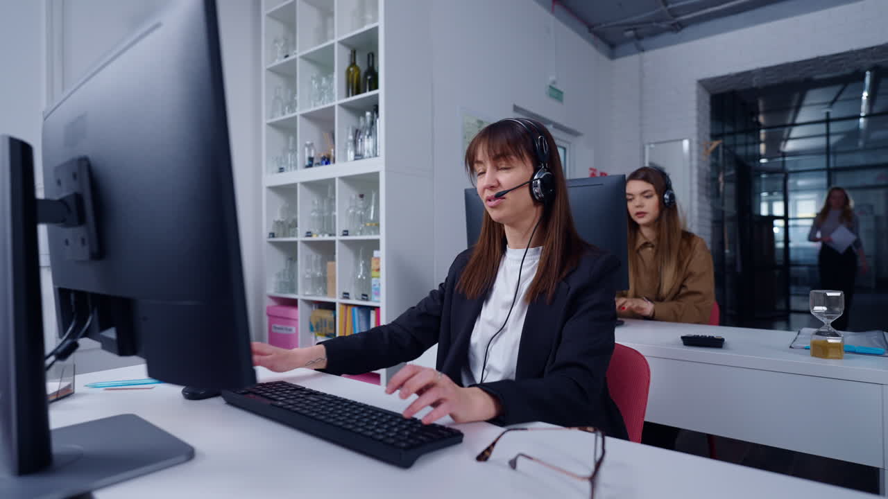 equipo de servicio al cliente que trabaja en la oficina
