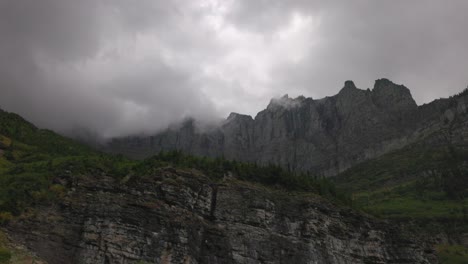 Nubes-Y-Niebla-Que-Se-Aferran-A-Los-Picos-De-Las-Montañas-En-El-Parque-Nacional-De-Los-Glaciares,-Montana