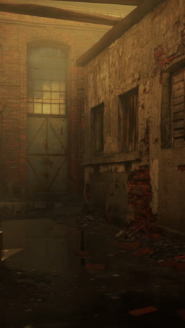 un callejón sombrío en un edificio industrial abandonado