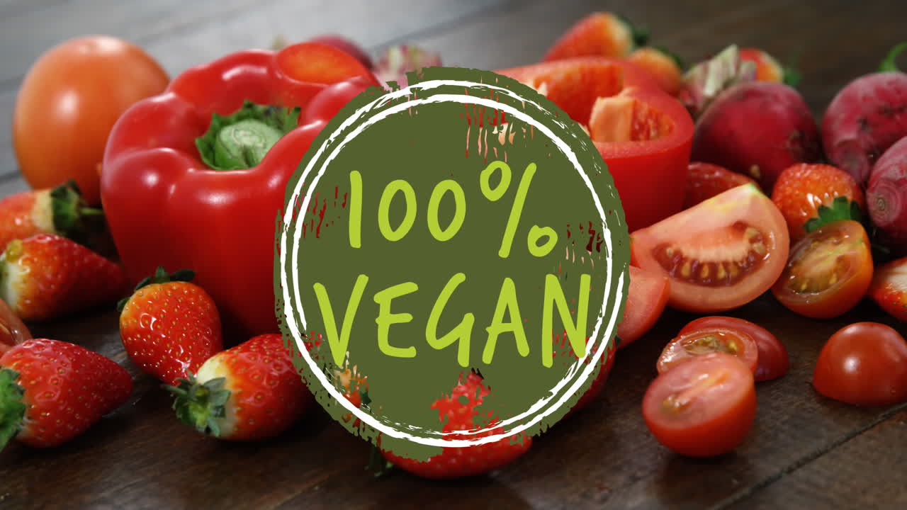 Animation af vegansk tekst over friske røde frugter og grøntsager