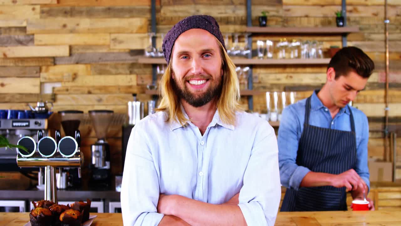 un cliente sonriente de pie en el mostrador