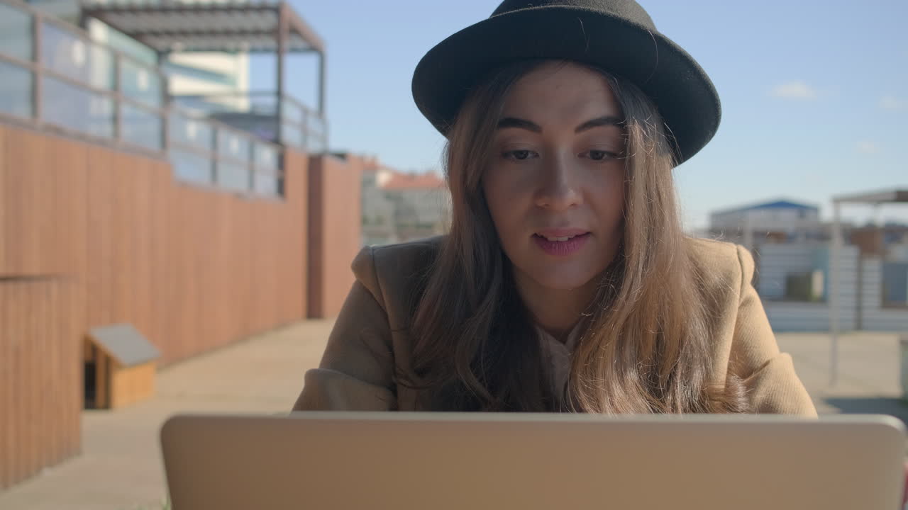 mujer trabajando en la computadora portátil al aire libre