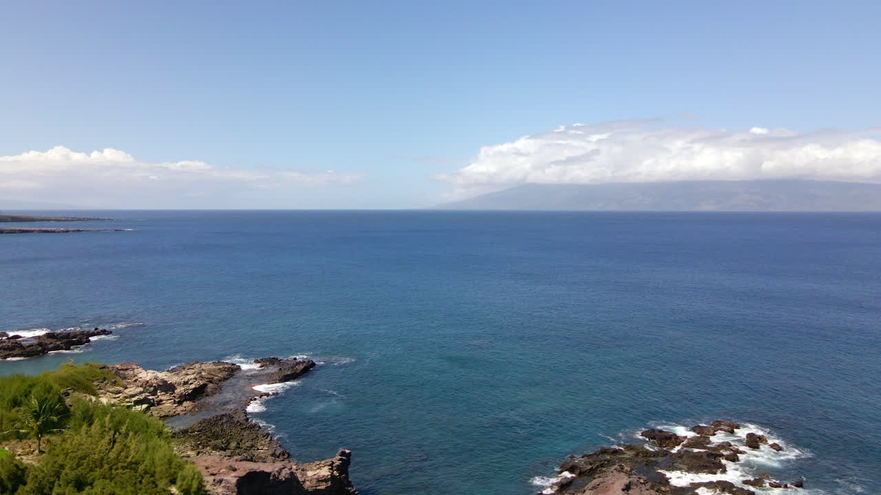 Panorama infinito delle acque blu dell'Oceano Pacifico dalla costa dell'isola di Maui, Hawaii.