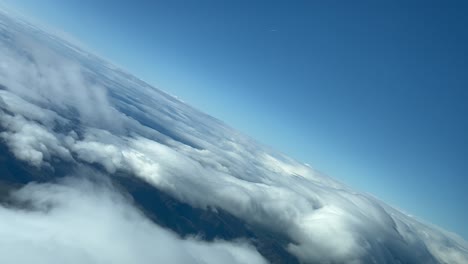 tiro exclusivo piloto pov sobrevolando algunas nubes esponjosas en un giro a la izquierda