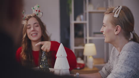 mujer hablando con amigos y amigas en casa